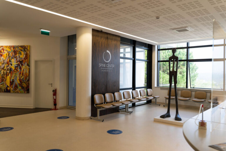 Sala de espera moderna e acolhedora do Spine Center em Coimbra para acompanhamento dos pacientes