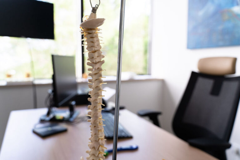 Consultório especializado em avaliação e tratamento da coluna vertebral no Spine Center Coimbra