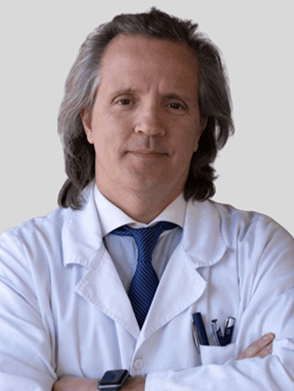 Dr. Luís Teixeira, ortopedista e diretor clínico do Spine Center, de bata branca