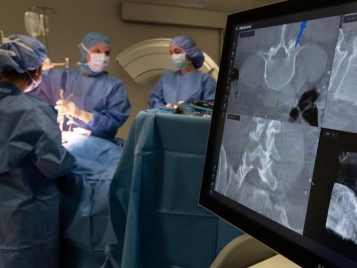 Cirurgia da coluna realizada com apoio de tecnologia de imagem avançada no Spine Center