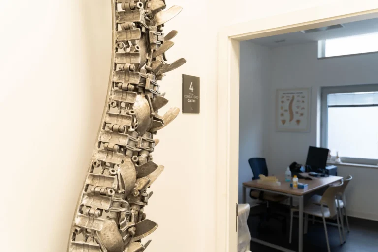 Espaço clínico dedicado ao diagnóstico e tratamento da coluna vertebral no Spine Center em Coimbra