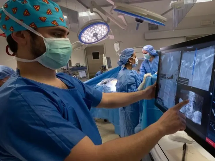 Equipa médica a realizar cirurgia da coluna com apoio de tecnologia de imagem avançada no Spine Center em Coimbra