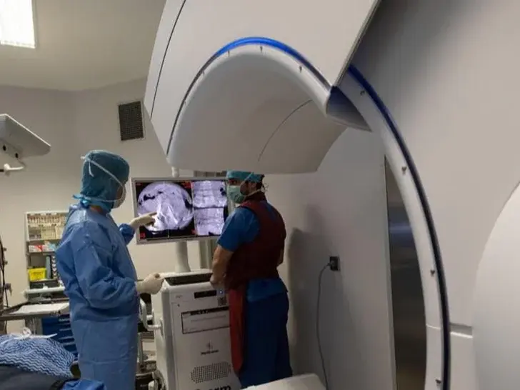 Especialistas utilizam tecnologia de navegação avançada durante cirurgia da coluna no Spine Center em Coimbra