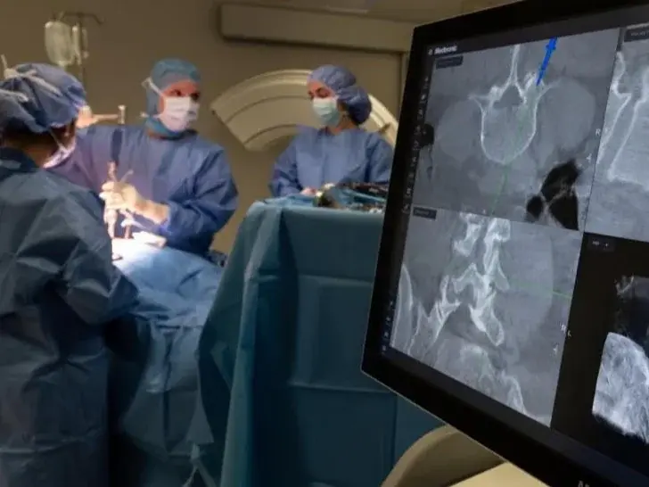 Equipa médica realiza cirurgia da coluna guiada por imagem com tecnologia avançada no Spine Center em Coimbra