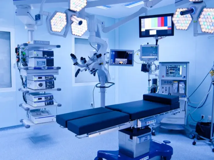 Bloco operatório equipado com tecnologia avançada para procedimentos de coluna no Spine Center em Coimbra